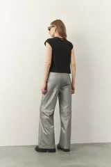 Pantalón recto engomado color gris, de tiro alto con costura en las rodillas.