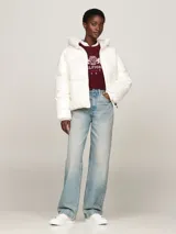 Campera puffer blanca de nailon con relleno de plumón, capucha fija, cierre de cremallera, puños elásticos y dos bolsillos delanteros.
