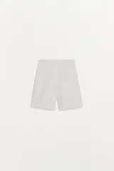Bermuda de tiro alto confeccionada en algodón a rayas verticales blancas y grises, con cintura elástica y botón decorativo.