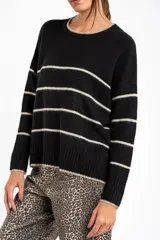 Sweater de punto con rayas en tonos naranja, morado y burdeos, de calce al cuerpo y mangas largas.