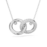 Colgante con cadena plateada y dos aros entrelazados, uno plateado liso y otro plateado con pavé de cristales blancos.