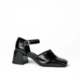 Zapato de cuero vacuno color negro con textura croco, con talón cubierto, pulsera con hebilla y taco de madera forrado en cuero.