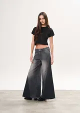 Pantalón de jean color crudo, de corte mega wide leg y tiro alto.