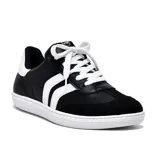Championes deportivos de cuero sintético negro con detalles en blanco, suela blanca y cordones blancos.