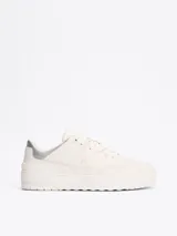 Zapatillas Tommy Hilfiger de corte bajo, color blanco con detalles en plateado en el talón. Confeccionadas en piel, con interior de poliéster y suela de goma. Presentan el logo de la marca en el lateral y en relieve en el talón.