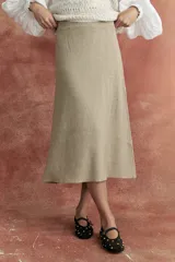 Falda midi de punto color beige, de corte recto y tejido acanalado.