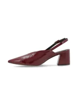 Zapato de cuero negro charol con punta fina, slingback con hebilla dorada y taco geométrico con estampado carey.