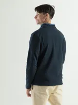 Campera polar de color azul, con forro interior de micro polar y corte clásico.