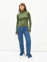 Polera marrón de cuello alto y mangas largas.