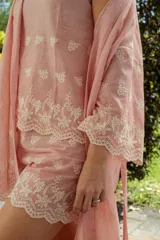 Conjunto de pijama gris a rayas verticales con bordados florales blancos, compuesto por musculosa de escote redondo y shorts con elástico en la cintura.