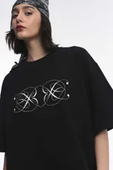 Remera blanca de algodón con cuello redondo y manga corta. Estampado pequeño de un ají rojo en el centro del pecho.