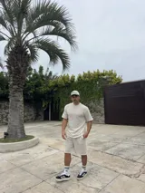 Conjunto beige tejido calado compuesto por una remera de manga corta y un short.