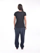 Remera negra de algodón con cuello en V y mangas cortas.