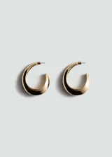 Par de aros dorados con forma de aro grueso ovalado.