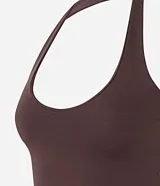 Blusa blanca de punto roma, con diseño de cuello halter que deja la espalda descubierta.