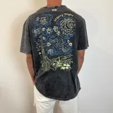 Remera gris con efecto gastado y estampado de la noche estrellada de Van Gogh en la espalda.