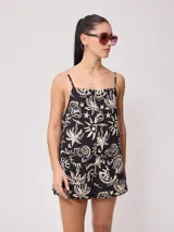 Mono corto de algodón estampado en blanco y negro, con tirantes finos y bolsillos laterales.