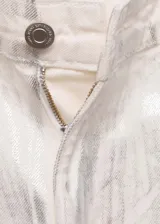 Pantalón de jean blanco de corte wide leg, tiro bajo, con cierre de cremallera y botón, y cinco bolsillos.