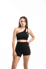 Conjunto deportivo negro compuesto por un top de un hombro con logo y un short de tiro alto con bolsillos laterales.