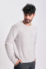 Sweater de tejido de punto color gris claro jaspeado, con cuello redondo y manga larga.