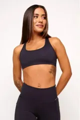 Top deportivo negro con diseño nadador, entrada para almohadillas removibles, bolsillo trasero y detalle reflectivo.