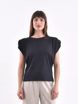Remera negra de corte clásico con mangas cortas abullonadas.