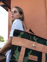 Mochila de lona azul con detalles en cuero, incluye mangos regulables para mayor comodidad.