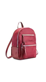 Mochila color beige de tafeta con doble apertura superior con cierre y tiradores metálicos. Incluye bolsillos internos, tres bolsillos con cierre metálico al frente y uno posterior. Asa corta de mano y correas para la espalda regulables.