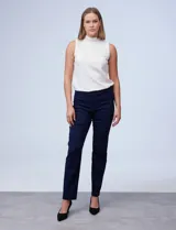 Pantalón en gabardina elastizada color naranja, con pretina ancha y faja interna modeladora, diseño recto y costura frontal pespunteada.