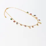 Gargantilla dorada con cadena fina y dijes colgantes de diferentes formas y colores.