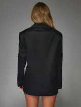 Minivestido negro con corte tipo blazer, escote en pico y lazo lateral.