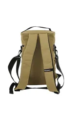 Mochila negra cilíndrica, diseñada para transportar equipo de mate. Presenta múltiples compartimentos con cierre, asa superior y correa ajustable para llevar al hombro. El frente tiene el logo 'Discovery' repetido en relieve.