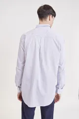 Camisa de manga larga a rayas verticales rosas y blancas, con cuello clásico y bolsillo en el pecho.