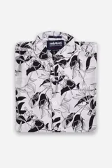 Camisa de hombre de manga corta, estampada con motivos tropicales, con ajuste slim y cierre de botones.