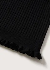 Top color salmón de tejido de punto fino con diseño entallado y crop. Tiene cuello escotado, tirantes anchos y terminaciones festoneadas.