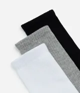 Kit de tres pares de medias deportivas largas de algodón blanco.