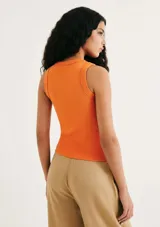 Musculosa marrón de tela acanalada con cuello redondo y sisas anchas.