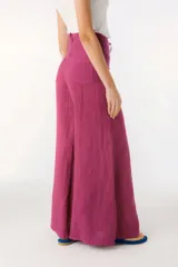 Pantalón de lino color beige, de corte palazzo y tiro alto.