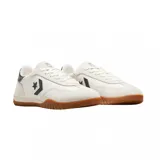Championes Converse Run Star Trainer color crema con detalles en negro y suela de goma marrón.