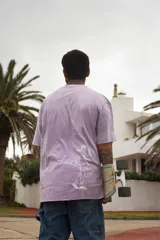 Remera blanca de algodón con cuello redondo y estampado circular en el frente con diseño abstracto en tonos grises.