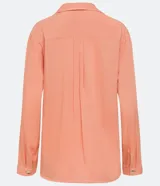 Camisa color salmón en viscosa, con mangas largas y escote V pespuntado.