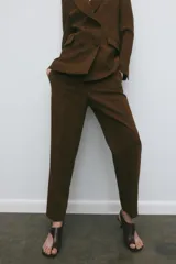 Pantalón de vestir marrón chocolate, de tiro alto, corte recto y largo cropped.