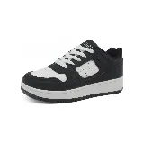 Championes urbanos color beige con detalles en blanco, cordones blancos y suela marrón.