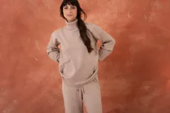 Sweater largo de silueta relajada, color gris, con cuello alto y tejido extra suave.