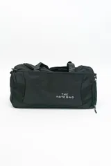 Bolso negro de tamaño mediano, con diseño versátil y logotipo frontal.