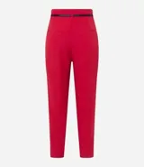 Pantalón de vestir color blanco, de corte carrot, con bolsillos laterales, pliegues frontales y cinturón fino de cuero sintético negro.