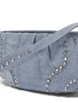 Bolso de hombro azul denim con tachuelas plateadas en el cuerpo y el asa.