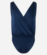 Body sin mangas color azul marino, confeccionado en tejido satinado, con escote en V cruzado en el frente y en la espalda.