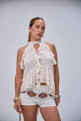Blusa color crudo con escote halter y volados en el frente.