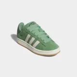 Championes Adidas Campus 00s color verde con las tres tiras laterales en blanco.
